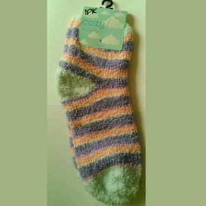 * Cozy Feet Fuzzy Plush Socks Purple Peach & White